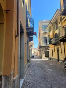 una calle vacía en un callejón entre edificios en La Dimora del Brocante en Cuneo