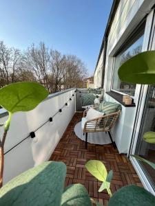 un balcone con sedie e piante in un edificio di Stilvolle 3-Zimmer Wohnung in Ingolstadt mit Balkon und guter Autobahnanbindung a Ingolstadt