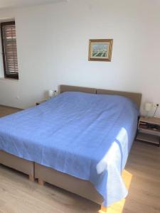 - une chambre avec un lit doté d'une couverture bleue dans l'établissement Dalmatins MillionDollar sea view, à Dubrovnik