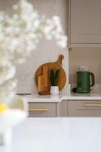 una cucina con un tagliere in legno sul bancone di Our House Collective - Luxury Stay in Lincoln City Centre, Hot tub, Sleeps 16 a Lincoln