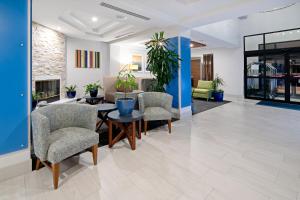 un vestíbulo de oficina con sillas y mesa en Holiday Inn Express Hotel & Suites Atascadero by IHG, en Atascadero