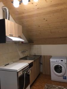 uma cozinha com uma máquina de lavar roupa e uma máquina de lavar roupa em Апартамент Плевен em Pleven