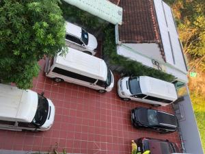 uma vista superior de carros estacionados num parque de estacionamento em Ngọc Hoa - Nam Hội An Hotel em Thăng Bình