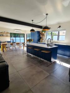 una cucina con isola blu in una camera di Holiday home in Fresnay-NO load shedding in a secure estate a Città del Capo