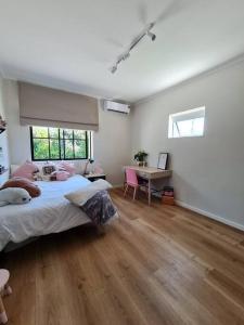 una camera con letto e scrivania di Holiday home in Fresnay-NO load shedding in a secure estate a Città del Capo