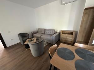 een woonkamer met een bank en een tafel bij FORREST Villa in Eforie Nord