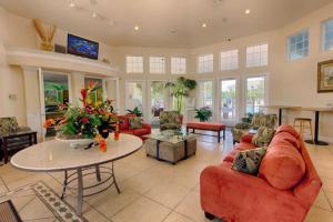 una gran sala de estar con sofás rojos y una mesa. en Fab 5 bed Windsor Palms pool home. Disney 3 miles!, en Kissimmee