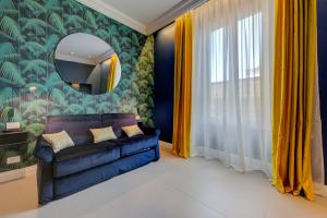 uma sala de estar com um sofá e um espelho em Boutique Central Apartments- Happy Rentals em Sanremo