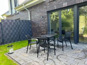 a patio with a table and chairs on a patio at Heide-Liebe in Soltau