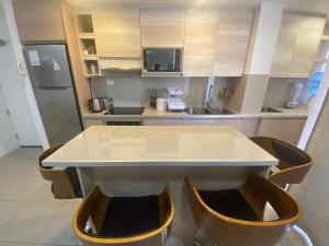 Cómodo departamento en Caldera, con piscina.的厨房或小厨房