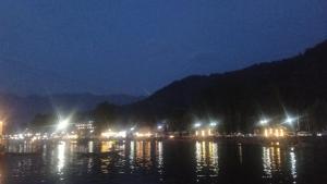 - Vistas nocturnas a una ciudad con luces en el agua en Island, en Srinagar