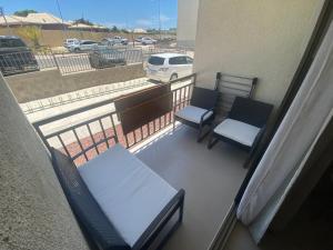 Cómodo departamento en Caldera, con piscina.的阳台或露台