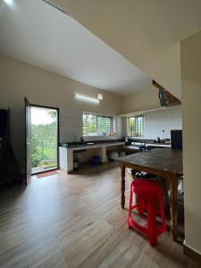 O bucătărie sau chicinetă la Marina Homestay +13 fotografii
