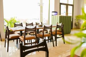 jadalnia ze stołem i krzesłami w obiekcie Destination Beach Hotel by Dreamworld w mieście Karaczi