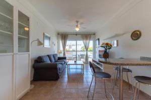 ein Wohnzimmer mit Sofa und Tisch in der Unterkunft Las Adelfas South Beach 5 By CanariasGetaway in San Bartolomé de Tirajana