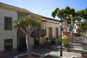 ein Gebäude mit einer Palme und einem Straßenlicht in der Unterkunft Las Adelfas South Beach 5 By CanariasGetaway in San Bartolomé de Tirajana