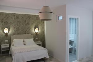 ein Schlafzimmer mit einem Bett mit zwei Kissen in der Unterkunft San Clemente House in Sevilla