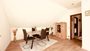 a dining room with a table and chairs at 3,5-Zimmer inkl Arbeitsplatz, WLAN & free Netflix, Amazon-Free Parken vollausgestattete Wohnung, 24h Check In in Hamm