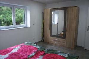 1 dormitorio con 1 cama y vestidor con espejo en 2- Zimmer-Wohnung, en Weilerswist