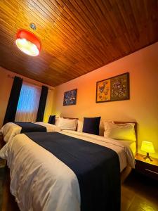 1 dormitorio con 2 camas en una habitación en The Haven Boutique Hotel en Kumasi