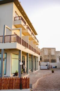 ein Gebäude mit Balkon auf der Seite in der Unterkunft Destination Beach Hotel by Dreamworld in Karatschi