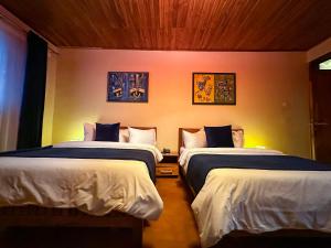 duas camas num quarto com duas camas sidx sidx em The Haven Boutique Hotel em Kumasi