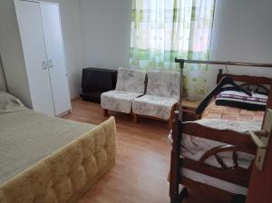 Postel nebo postele na pokoji v ubytování APARTMAN U BUKOVICKOJ BANJI ARANDJELOVAC