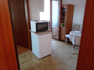 Kuchyň nebo kuchyňský kout v ubytování APARTMAN U BUKOVICKOJ BANJI ARANDJELOVAC