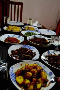 een tafel met veel borden eten erop bij Diyagal Villa 