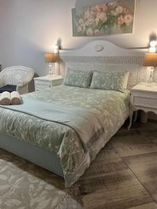 - une chambre avec un grand lit et 2 tables de chevet dans l'établissement Loch Athlone Overnight Accommodation, à Bethlehem