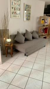- un canapé dans le salon doté de carrelage dans l'établissement Casa Pepe, à Bologne