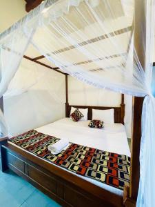 阿漢伽馬的住宿－Soul Inn，一间卧室配有一张带天蓬的床