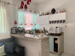 una cucina con un piano di lavoro con un forno a microonde di Casa de Férias para sua Família e seu Pet! a Itatiaia