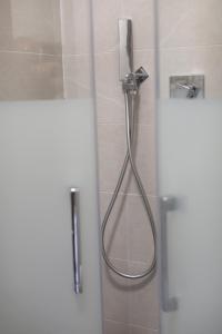 eine Dusche mit einem Schlauch im Bad in der Unterkunft B&B Casa Madeo in San Demetrio Corone