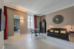 sala de estar con sofá y mesa en Boutique Central Apartments- Happy Rentals, en San Remo