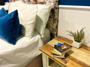 un letto con cuscini e un libro su un tavolo di The Jaxon Inn a Chartwell