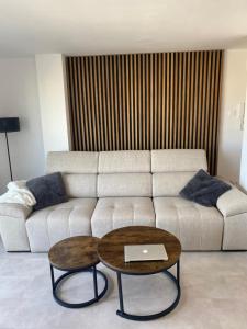 uma sala de estar com um sofá e uma mesa em APARTAMENTO A 30 METROS DEL MAR !!! GUARDAMAR DE La SAFOR em Daimuz