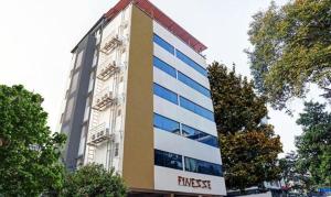 un edificio alto con un cartel en el costado en FabHotel Prime Finesse, en Kharadi