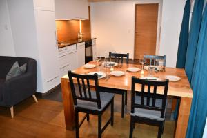 瓦森的住宿－Hof-Fankhauser，厨房配有木桌、椅子和酒杯