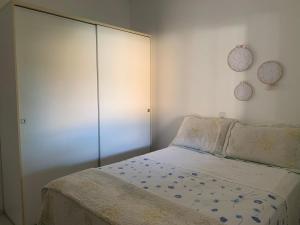 a bedroom with a bed and a large closet at Casa de Férias para sua Família e seu Pet! in Itatiaia