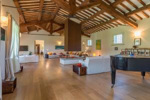 ein großes Wohnzimmer mit einem Klavier in der Mitte in der Unterkunft Tenuta Bellafonte 14, Emma Villas in Bevagna