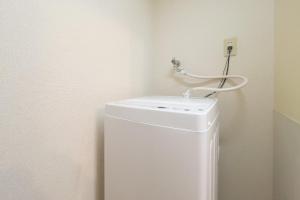 東京にあるS-K MANSIONの部屋にある白い洗濯機と乾燥機