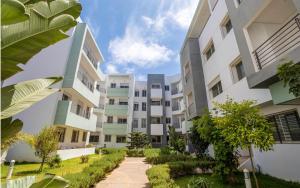 ein Apartmenthaus mit einem Weg davor in der Unterkunft Appartement de luxe sécurisée, calm, privée avec piscine in El Jadida