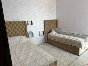 1 Schlafzimmer mit 2 Betten in einem Zimmer in der Unterkunft Appartement de luxe sécurisée, calm, privée avec piscine in El Jadida