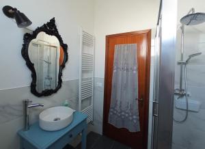 bagno con lavandino, specchio e doccia di Lilly's Home a Castelfranco Veneto