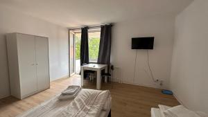 TV a/nebo společenská místnost v ubytování 3-Zimmer Monteurwohnung mit Balkon