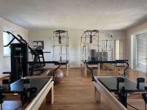 庫尼奧的住宿－CASA VOLA，一间健身房,里面配有几台跑步机