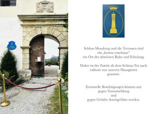 una página de un folleto con una foto de un edificio en Schloss Moosburg Gästehaus, en Moosburg