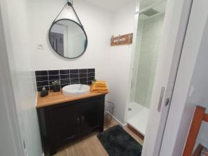 Ένα μπάνιο στο Villa Dinah 17 Maison dans la campagne Rochelaise