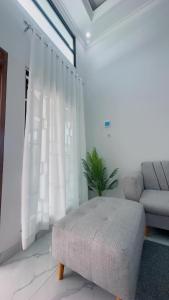 un soggiorno con divano e sedia di Holiday Homestay Singkawang a Sedau